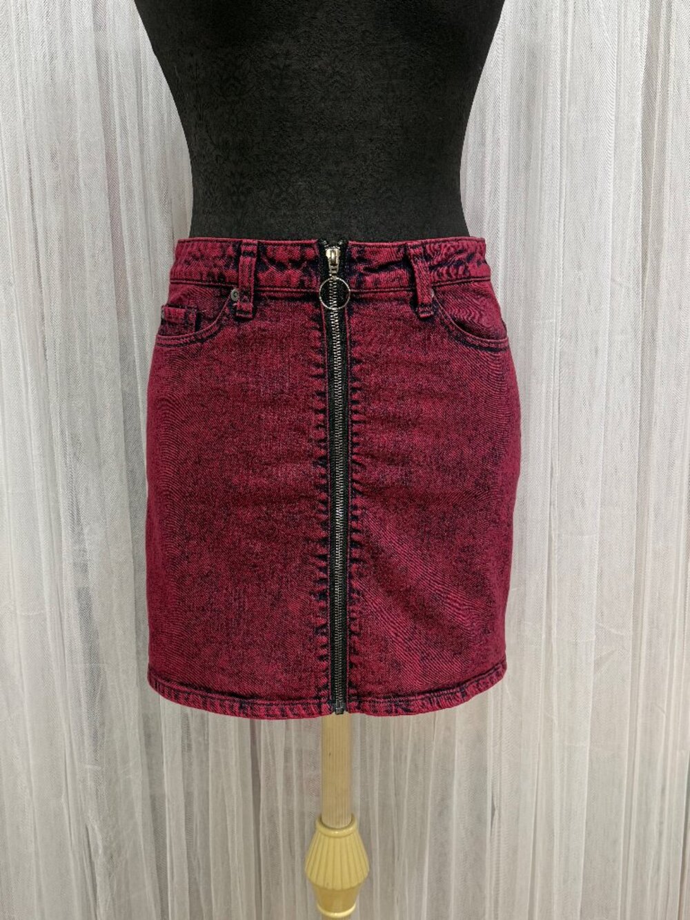 Hot Topic Women's Red Acid Wash Denim Mini Skirt Front Zip Ring Pull Size Small